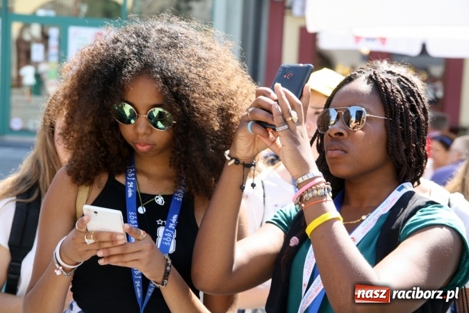 Zdjęcie w galerii na portalu naszraciborz.pl: Światowe Dni Młodzieży. Pielgrzymi biorą udział w Grze Miejskiej  wiadomości z regionu