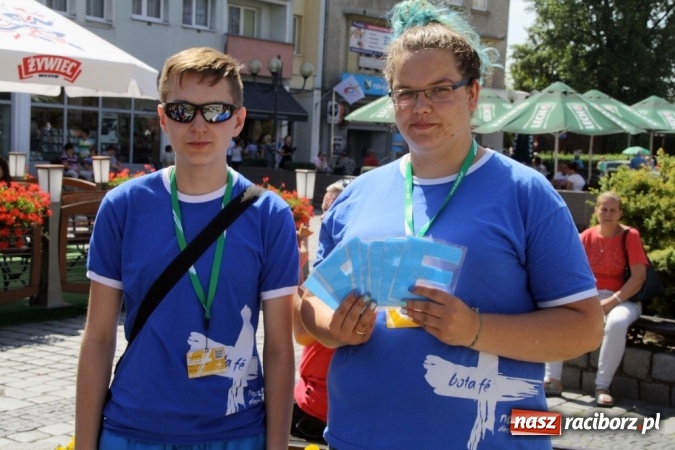 Zdjęcie w galerii na portalu naszraciborz.pl: Światowe Dni Młodzieży. Pielgrzymi biorą udział w Grze Miejskiej  wiadomości z regionu