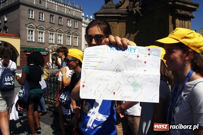 Zdjęcie w galerii na portalu naszraciborz.pl: Światowe Dni Młodzieży. Pielgrzymi biorą udział w Grze Miejskiej  wiadomości z regionu