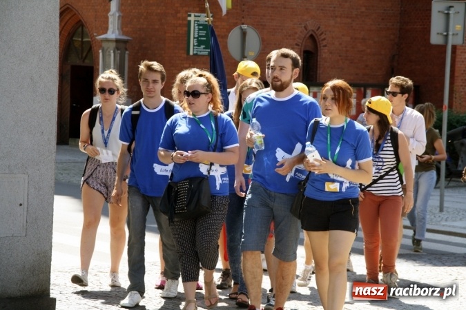 Zdjęcie w galerii na portalu naszraciborz.pl: Światowe Dni Młodzieży. Pielgrzymi biorą udział w Grze Miejskiej  wiadomości z regionu