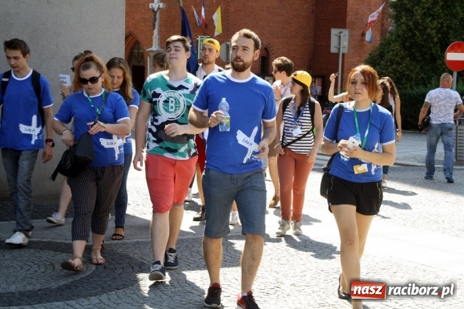 Zdjęcie w galerii na portalu naszraciborz.pl: Światowe Dni Młodzieży. Pielgrzymi biorą udział w Grze Miejskiej  wiadomości z regionu