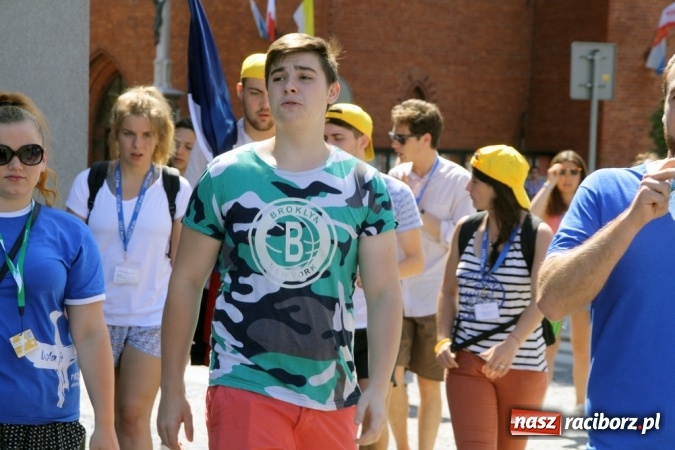 Zdjęcie w galerii na portalu naszraciborz.pl: Światowe Dni Młodzieży. Pielgrzymi biorą udział w Grze Miejskiej  wiadomości z regionu