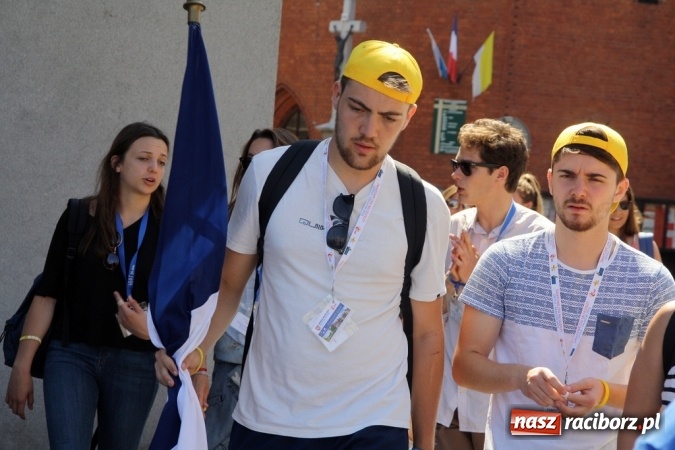 Zdjęcie w galerii na portalu naszraciborz.pl: Światowe Dni Młodzieży. Pielgrzymi biorą udział w Grze Miejskiej  wiadomości z regionu