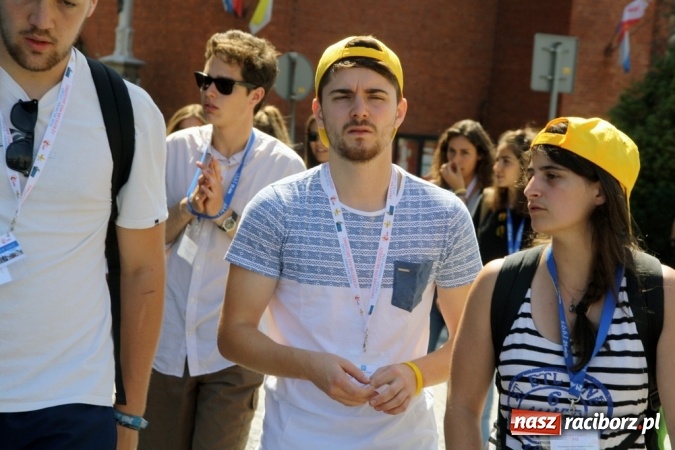 Zdjęcie w galerii na portalu naszraciborz.pl: Światowe Dni Młodzieży. Pielgrzymi biorą udział w Grze Miejskiej  wiadomości z regionu