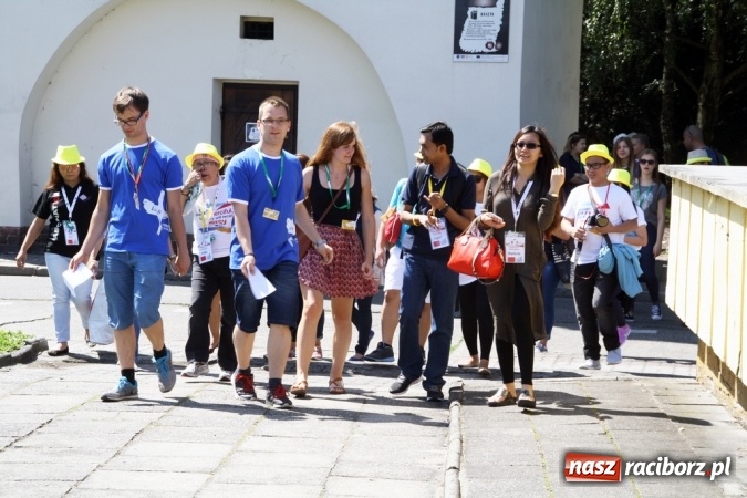 Zdjęcie w galerii na portalu naszraciborz.pl: Światowe Dni Młodzieży. Pielgrzymi biorą udział w Grze Miejskiej  wiadomości z regionu