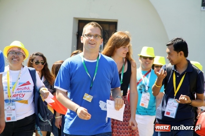 Zdjęcie w galerii na portalu naszraciborz.pl: Światowe Dni Młodzieży. Pielgrzymi biorą udział w Grze Miejskiej  wiadomości z regionu
