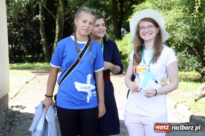 Zdjęcie w galerii na portalu naszraciborz.pl: Światowe Dni Młodzieży. Pielgrzymi biorą udział w Grze Miejskiej  wiadomości z regionu