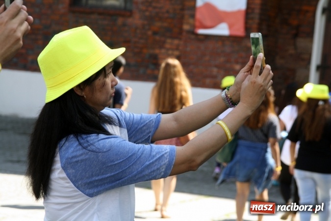 Zdjęcie w galerii na portalu naszraciborz.pl: Światowe Dni Młodzieży. Pielgrzymi biorą udział w Grze Miejskiej  wiadomości z regionu