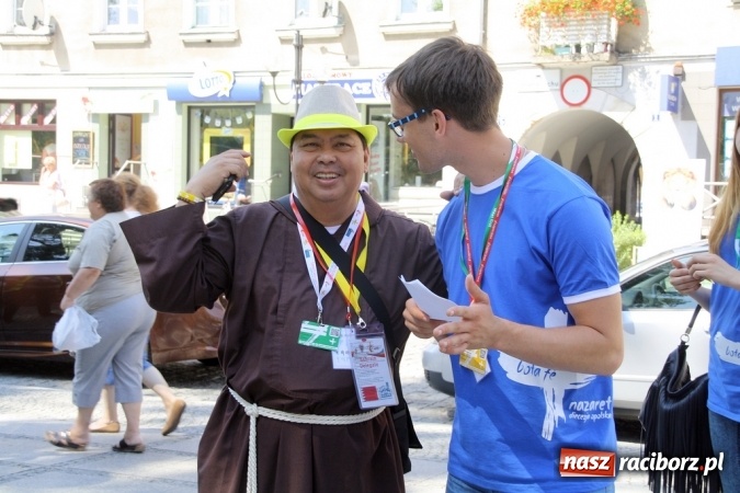 Zdjęcie w galerii na portalu naszraciborz.pl: Światowe Dni Młodzieży. Pielgrzymi biorą udział w Grze Miejskiej  wiadomości z regionu