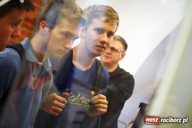 Zdjęcie w galerii na portalu naszraciborz.pl: Światowe Dni Młodzieży. Pielgrzymi biorą udział w Grze Miejskiej  wiadomości z regionu