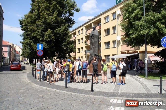 Zdjęcie w galerii na portalu naszraciborz.pl: Światowe Dni Młodzieży. Pielgrzymi biorą udział w Grze Miejskiej  wiadomości z regionu