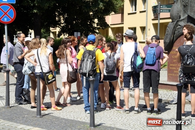 Zdjęcie w galerii na portalu naszraciborz.pl: Światowe Dni Młodzieży. Pielgrzymi biorą udział w Grze Miejskiej  wiadomości z regionu