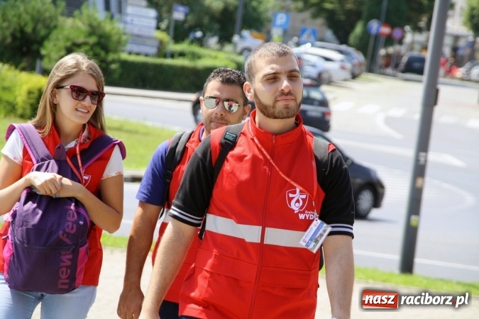 Zdjęcie w galerii na portalu naszraciborz.pl: Światowe Dni Młodzieży. Pielgrzymi biorą udział w Grze Miejskiej  wiadomości z regionu