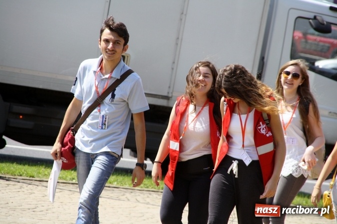 Zdjęcie w galerii na portalu naszraciborz.pl: Światowe Dni Młodzieży. Pielgrzymi biorą udział w Grze Miejskiej  wiadomości z regionu
