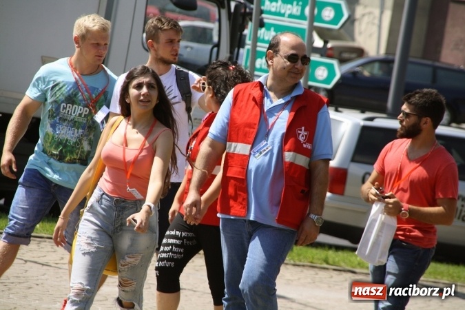 Zdjęcie w galerii na portalu naszraciborz.pl: Światowe Dni Młodzieży. Pielgrzymi biorą udział w Grze Miejskiej  wiadomości z regionu