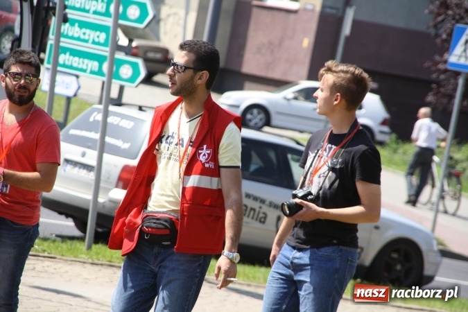 Zdjęcie w galerii na portalu naszraciborz.pl: Światowe Dni Młodzieży. Pielgrzymi biorą udział w Grze Miejskiej  wiadomości z regionu