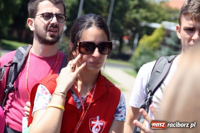 Zdjęcie w galerii na portalu naszraciborz.pl: Światowe Dni Młodzieży. Pielgrzymi biorą udział w Grze Miejskiej  wiadomości z regionu