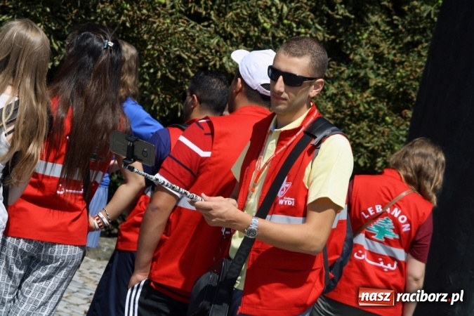 Zdjęcie w galerii na portalu naszraciborz.pl: Światowe Dni Młodzieży. Pielgrzymi biorą udział w Grze Miejskiej  wiadomości z regionu