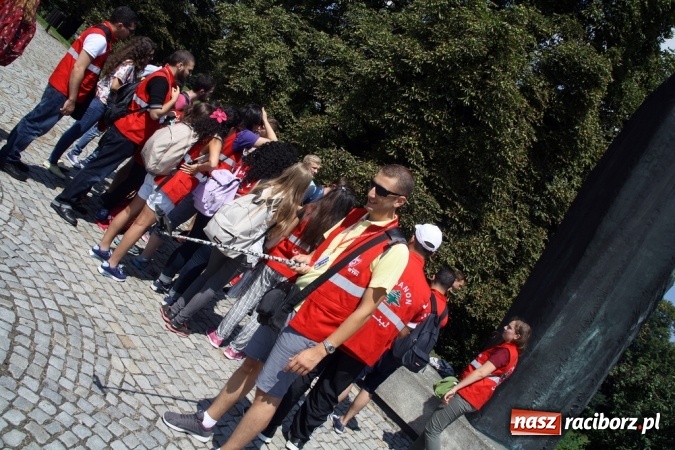 Zdjęcie w galerii na portalu naszraciborz.pl: Światowe Dni Młodzieży. Pielgrzymi biorą udział w Grze Miejskiej  wiadomości z regionu