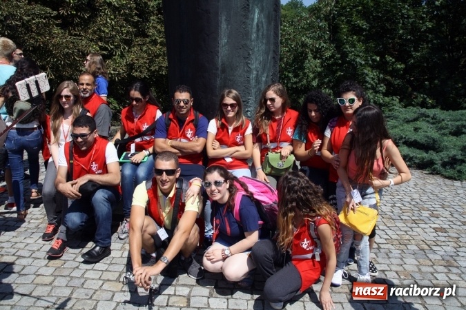 Zdjęcie w galerii na portalu naszraciborz.pl: Światowe Dni Młodzieży. Pielgrzymi biorą udział w Grze Miejskiej  wiadomości z regionu