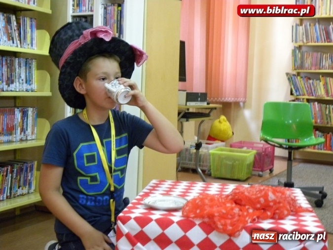 Zdjęcie w galerii na portalu naszraciborz.pl: Podróż do Krainy Czarów z raciborską biblioteką wiadomości z regionu