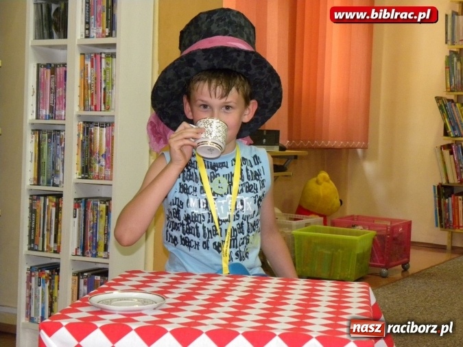 Zdjęcie w galerii na portalu naszraciborz.pl: Podróż do Krainy Czarów z raciborską biblioteką wiadomości z regionu