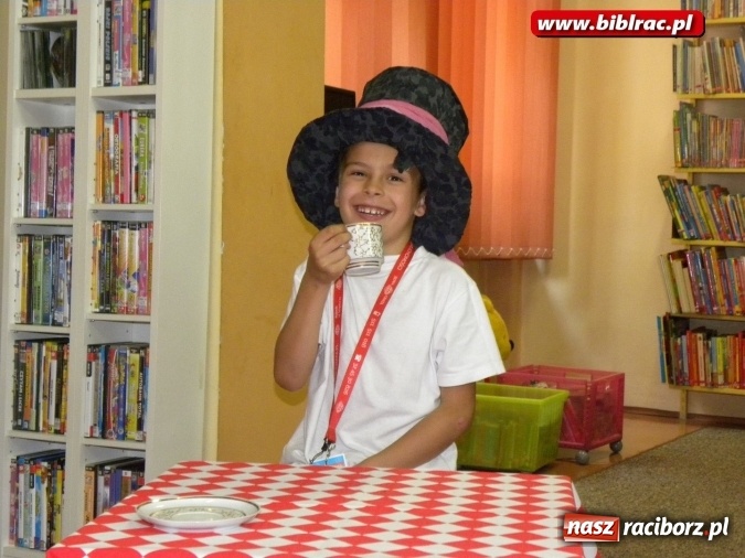 Zdjęcie w galerii na portalu naszraciborz.pl: Podróż do Krainy Czarów z raciborską biblioteką wiadomości z regionu