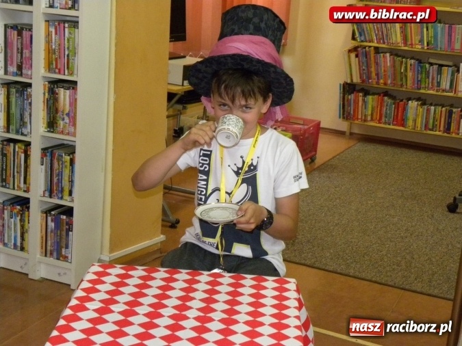 Zdjęcie w galerii na portalu naszraciborz.pl: Podróż do Krainy Czarów z raciborską biblioteką wiadomości z regionu