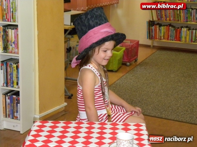 Zdjęcie w galerii na portalu naszraciborz.pl: Podróż do Krainy Czarów z raciborską biblioteką wiadomości z regionu