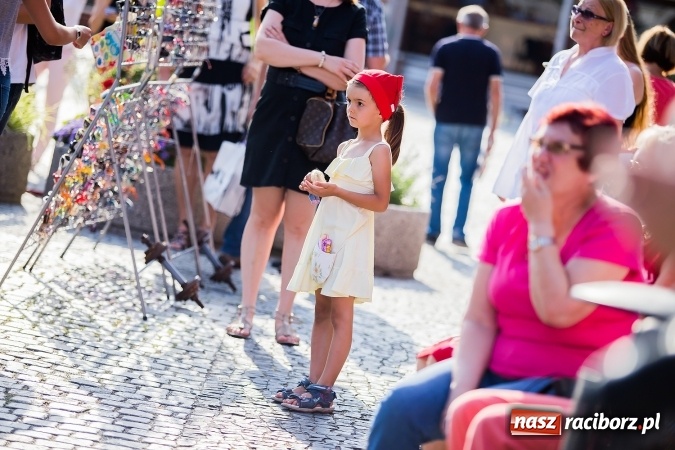 Zdjęcie w galerii na portalu naszraciborz.pl: ŚDM: Wiecz&oacute;r Kultury na placu Dominikańskim w Raciborzu wiadomości z regionu