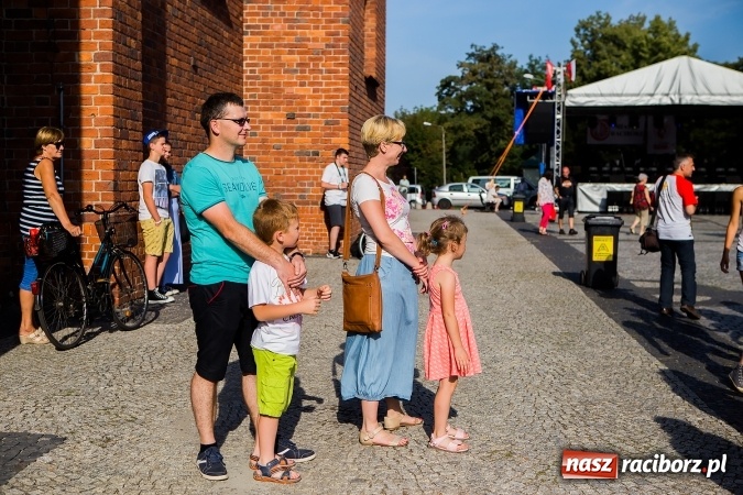 Zdjęcie w galerii na portalu naszraciborz.pl: ŚDM: Wiecz&oacute;r Kultury na placu Dominikańskim w Raciborzu wiadomości z regionu