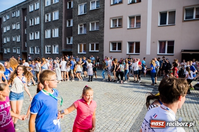 Zdjęcie w galerii na portalu naszraciborz.pl: ŚDM: Wiecz&oacute;r Kultury na placu Dominikańskim w Raciborzu wiadomości z regionu