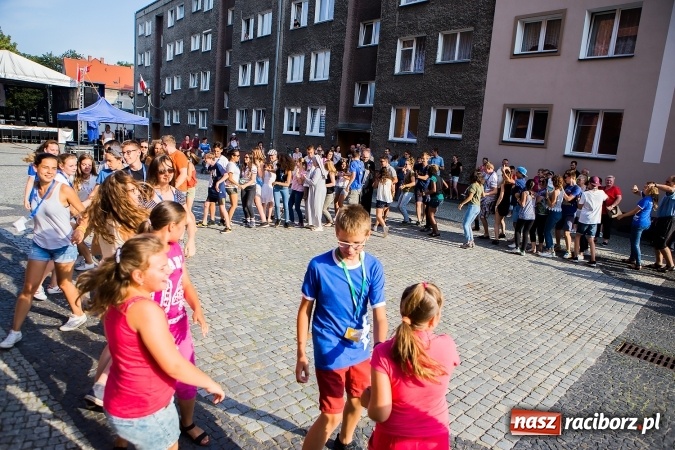 Zdjęcie w galerii na portalu naszraciborz.pl: ŚDM: Wiecz&oacute;r Kultury na placu Dominikańskim w Raciborzu wiadomości z regionu