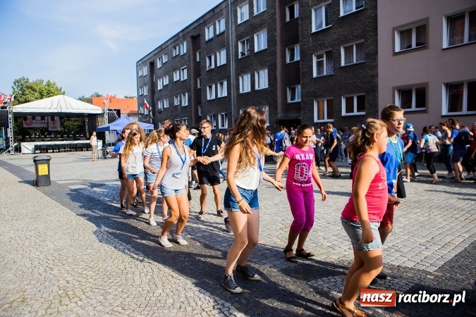 Zdjęcie w galerii na portalu naszraciborz.pl: ŚDM: Wiecz&oacute;r Kultury na placu Dominikańskim w Raciborzu wiadomości z regionu