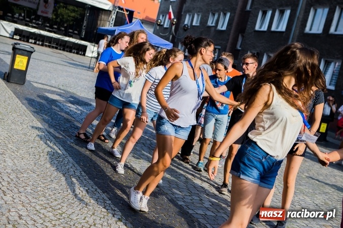 Zdjęcie w galerii na portalu naszraciborz.pl: ŚDM: Wiecz&oacute;r Kultury na placu Dominikańskim w Raciborzu wiadomości z regionu