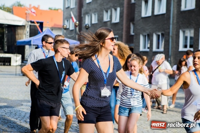 Zdjęcie w galerii na portalu naszraciborz.pl: ŚDM: Wiecz&oacute;r Kultury na placu Dominikańskim w Raciborzu wiadomości z regionu