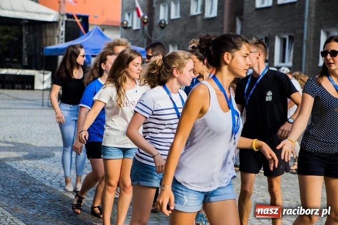 Zdjęcie w galerii na portalu naszraciborz.pl: ŚDM: Wiecz&oacute;r Kultury na placu Dominikańskim w Raciborzu wiadomości z regionu