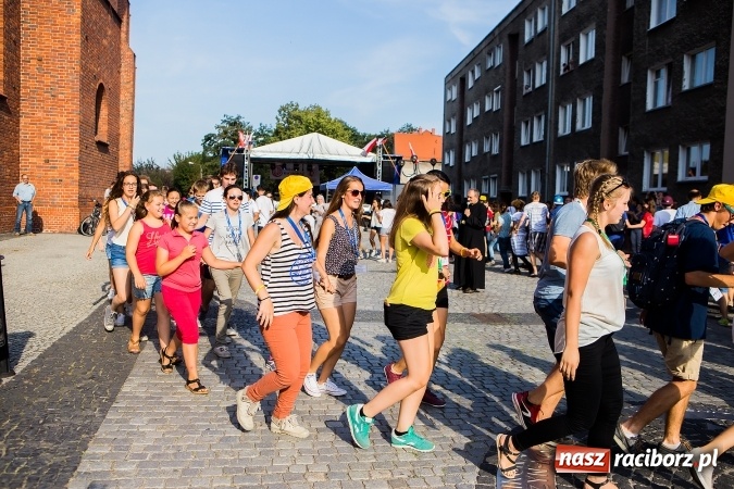 Zdjęcie w galerii na portalu naszraciborz.pl: ŚDM: Wiecz&oacute;r Kultury na placu Dominikańskim w Raciborzu wiadomości z regionu
