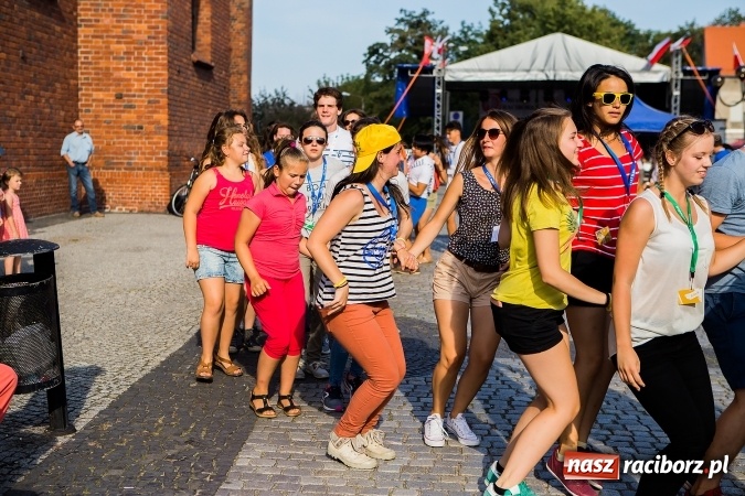 Zdjęcie w galerii na portalu naszraciborz.pl: ŚDM: Wiecz&oacute;r Kultury na placu Dominikańskim w Raciborzu wiadomości z regionu