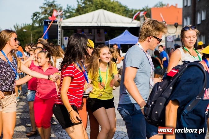 Zdjęcie w galerii na portalu naszraciborz.pl: ŚDM: Wiecz&oacute;r Kultury na placu Dominikańskim w Raciborzu wiadomości z regionu