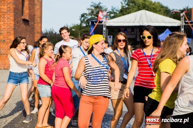 Zdjęcie w galerii na portalu naszraciborz.pl: ŚDM: Wiecz&oacute;r Kultury na placu Dominikańskim w Raciborzu wiadomości z regionu