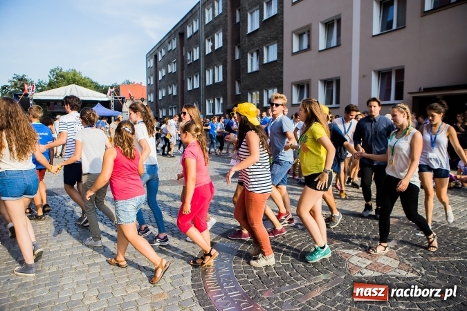 Zdjęcie w galerii na portalu naszraciborz.pl: ŚDM: Wiecz&oacute;r Kultury na placu Dominikańskim w Raciborzu wiadomości z regionu
