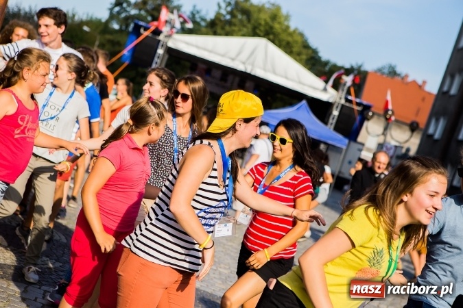 Zdjęcie w galerii na portalu naszraciborz.pl: ŚDM: Wiecz&oacute;r Kultury na placu Dominikańskim w Raciborzu wiadomości z regionu