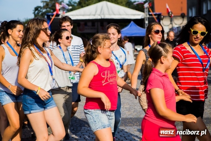 Zdjęcie w galerii na portalu naszraciborz.pl: ŚDM: Wiecz&oacute;r Kultury na placu Dominikańskim w Raciborzu wiadomości z regionu
