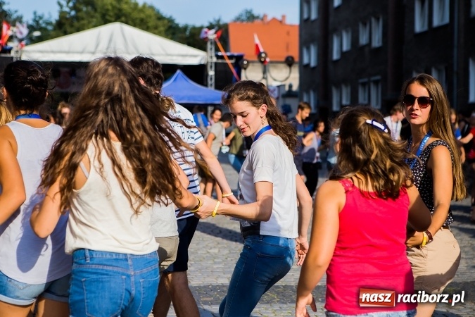 Zdjęcie w galerii na portalu naszraciborz.pl: ŚDM: Wiecz&oacute;r Kultury na placu Dominikańskim w Raciborzu wiadomości z regionu