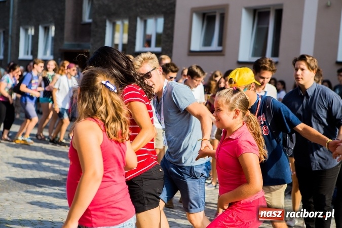 Zdjęcie w galerii na portalu naszraciborz.pl: ŚDM: Wiecz&oacute;r Kultury na placu Dominikańskim w Raciborzu wiadomości z regionu
