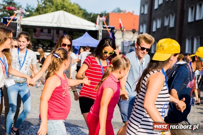 Zdjęcie w galerii na portalu naszraciborz.pl: ŚDM: Wiecz&oacute;r Kultury na placu Dominikańskim w Raciborzu wiadomości z regionu