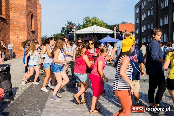 Zdjęcie w galerii na portalu naszraciborz.pl: ŚDM: Wiecz&oacute;r Kultury na placu Dominikańskim w Raciborzu wiadomości z regionu