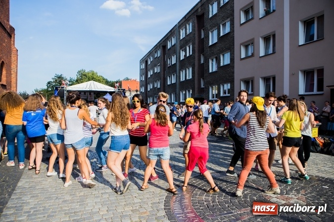 Zdjęcie w galerii na portalu naszraciborz.pl: ŚDM: Wiecz&oacute;r Kultury na placu Dominikańskim w Raciborzu wiadomości z regionu