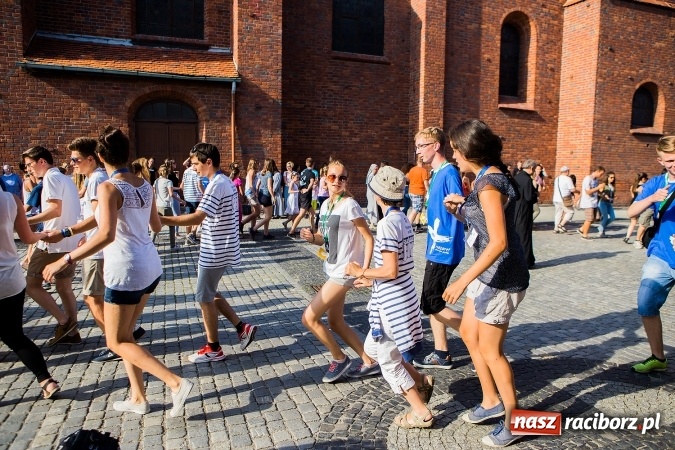 Zdjęcie w galerii na portalu naszraciborz.pl: ŚDM: Wiecz&oacute;r Kultury na placu Dominikańskim w Raciborzu wiadomości z regionu